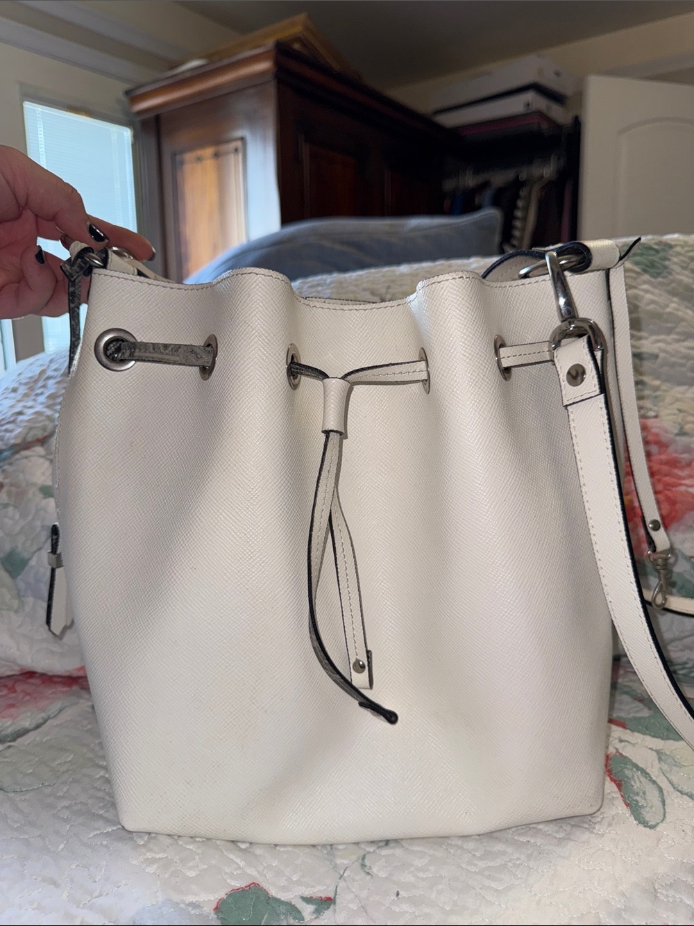 Women’s White Drawstring Crossbody Bucket Bag with Adjustable Strap